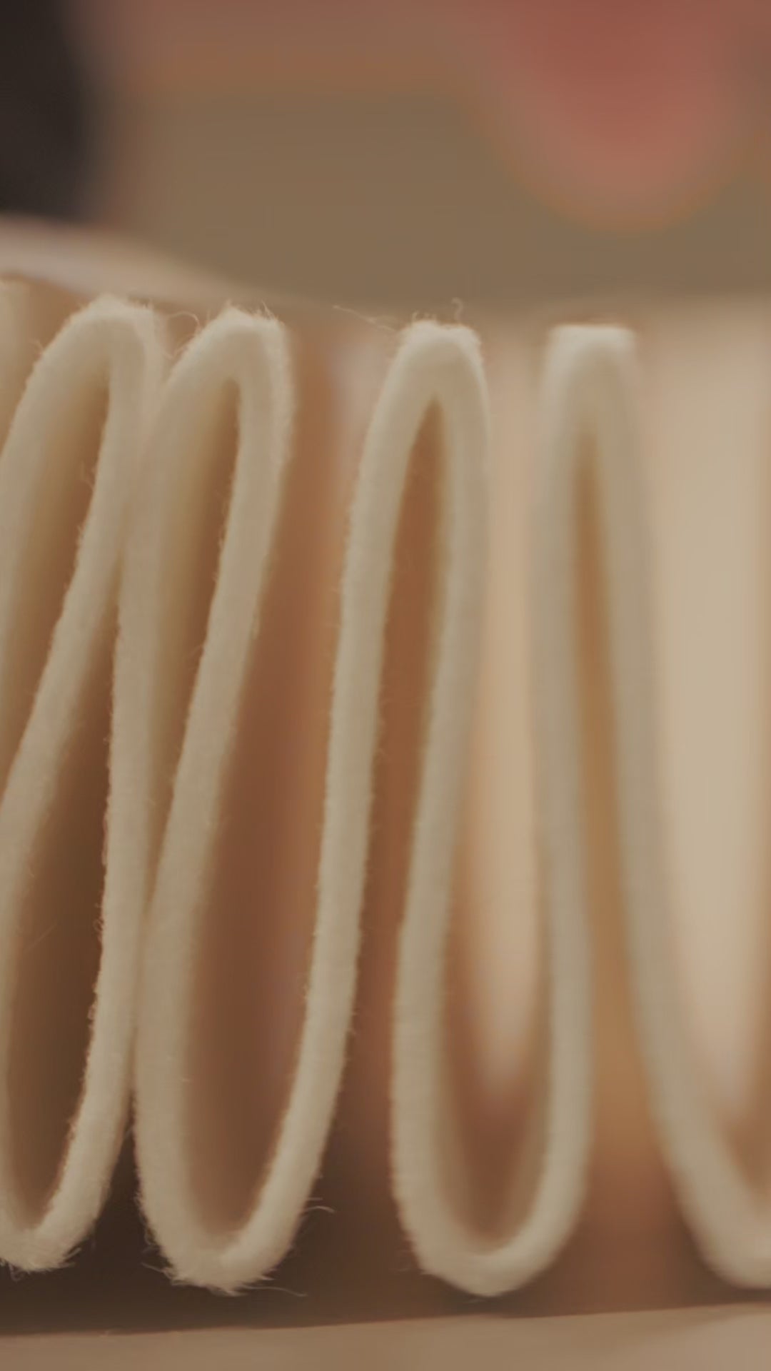 Softly Pleated handgefaltete Pendelleuchte aus Filz von Le Klint, gefertigt von einem Falttechniker in Odense, Dänemark