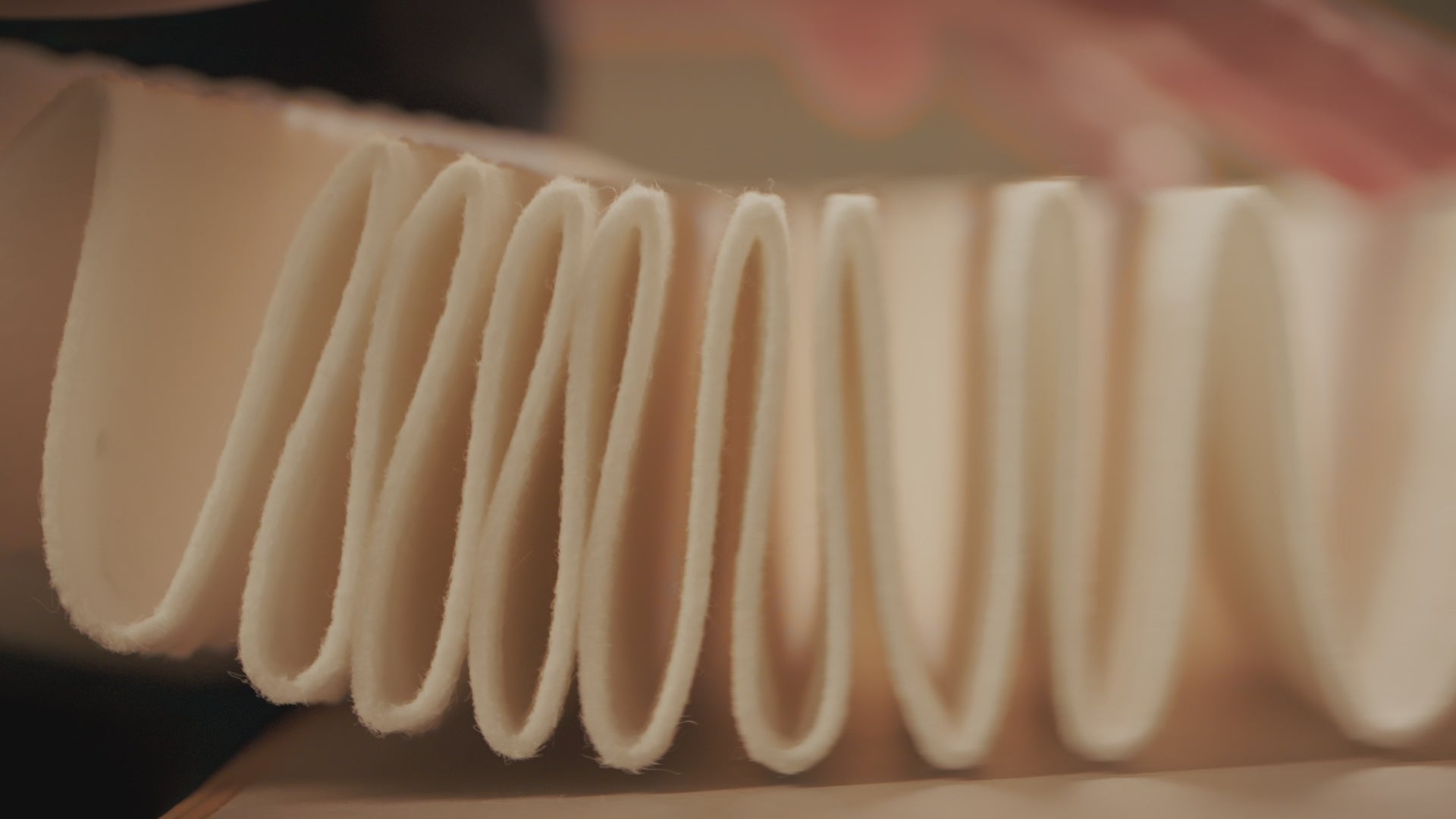 Softly Pleated handgefaltete Pendelleuchte aus Filz von Le Klint, gefertigt von einem Falttechniker in Odense, Dänemark