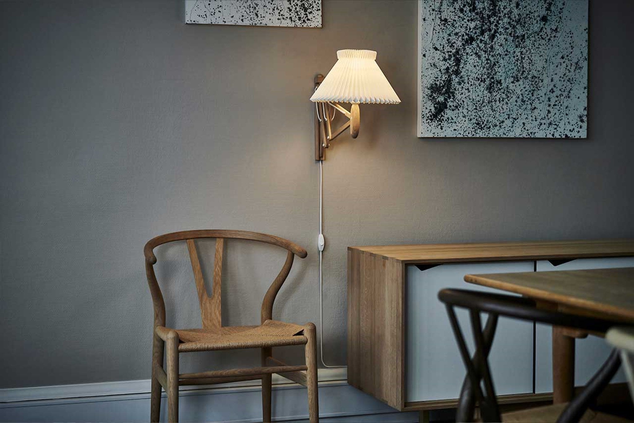 LeKlint224-1_Sax_wall_lamp_lightoak_lifestyle