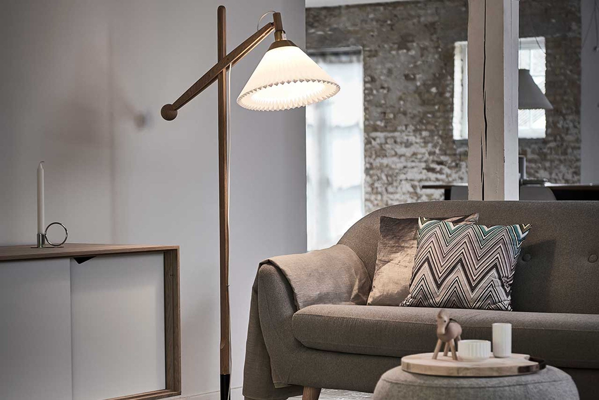 LeKlint325_floor_lamp_lightoak_lifestyle1