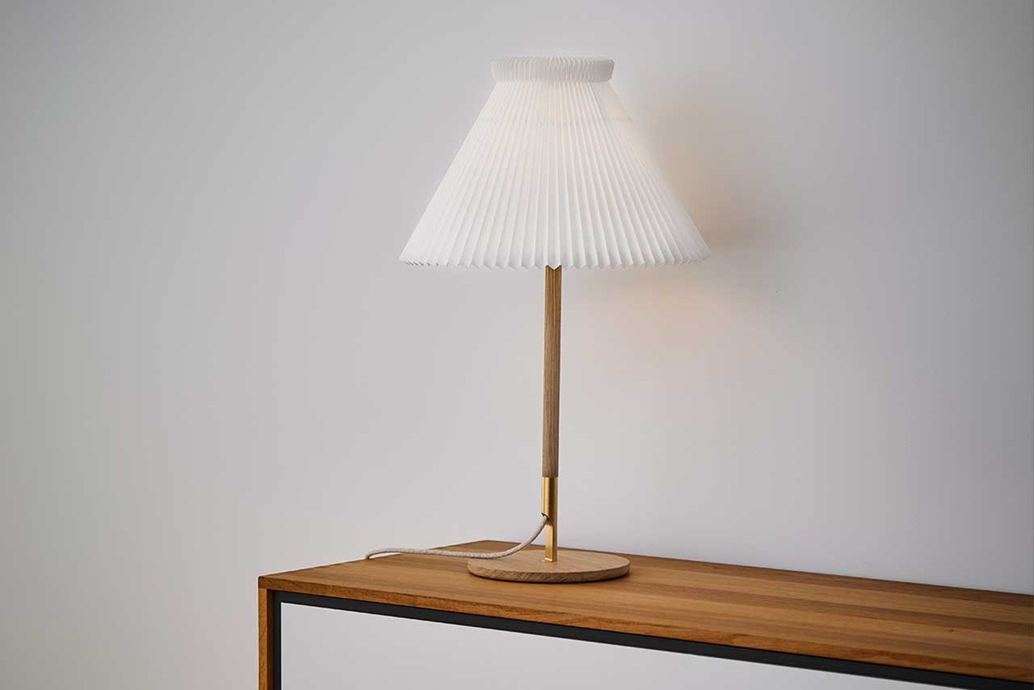LeKlint328_table_lamp_lightoak_lifestyle3