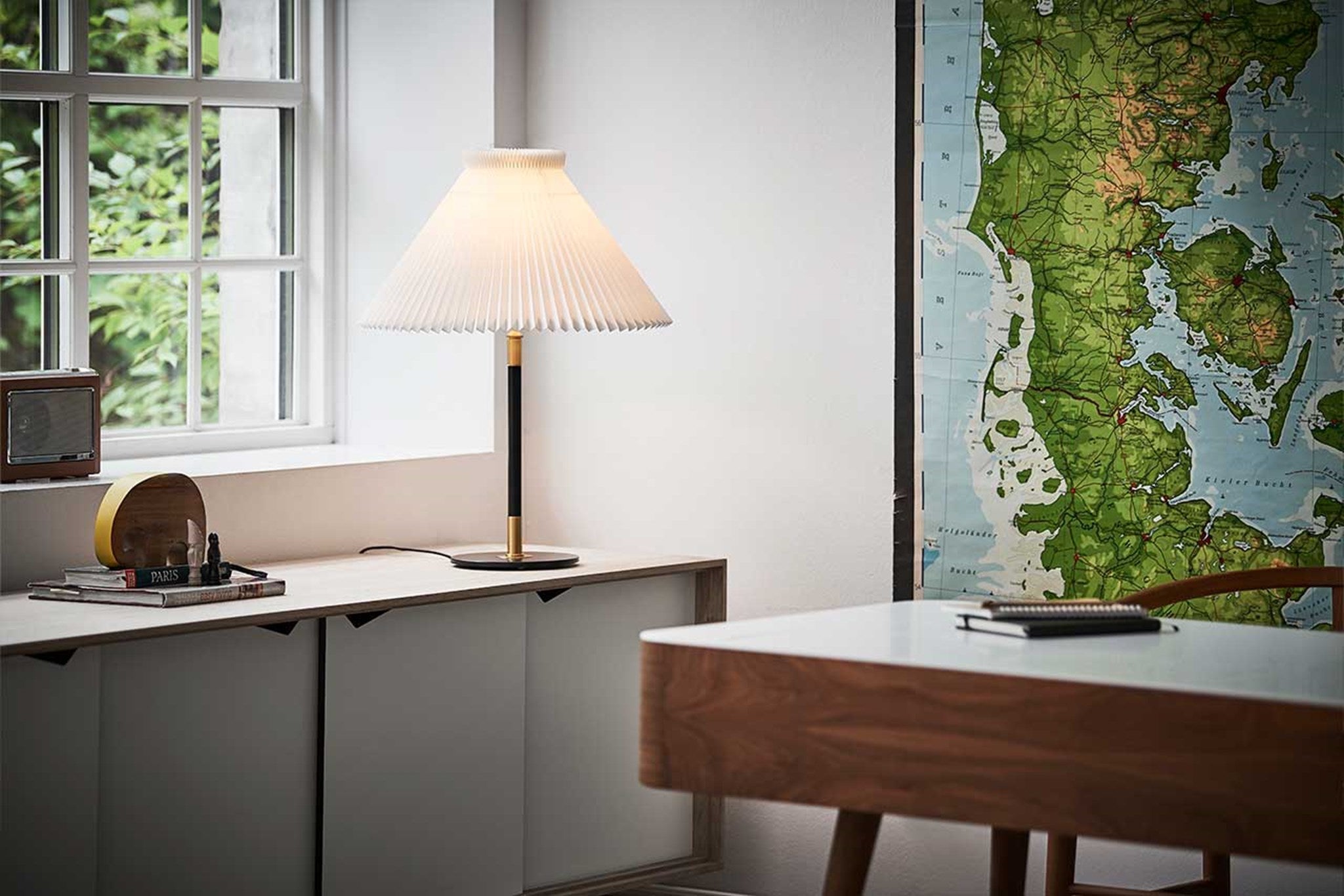 LeKlint352_table_lamp_lifestyle2